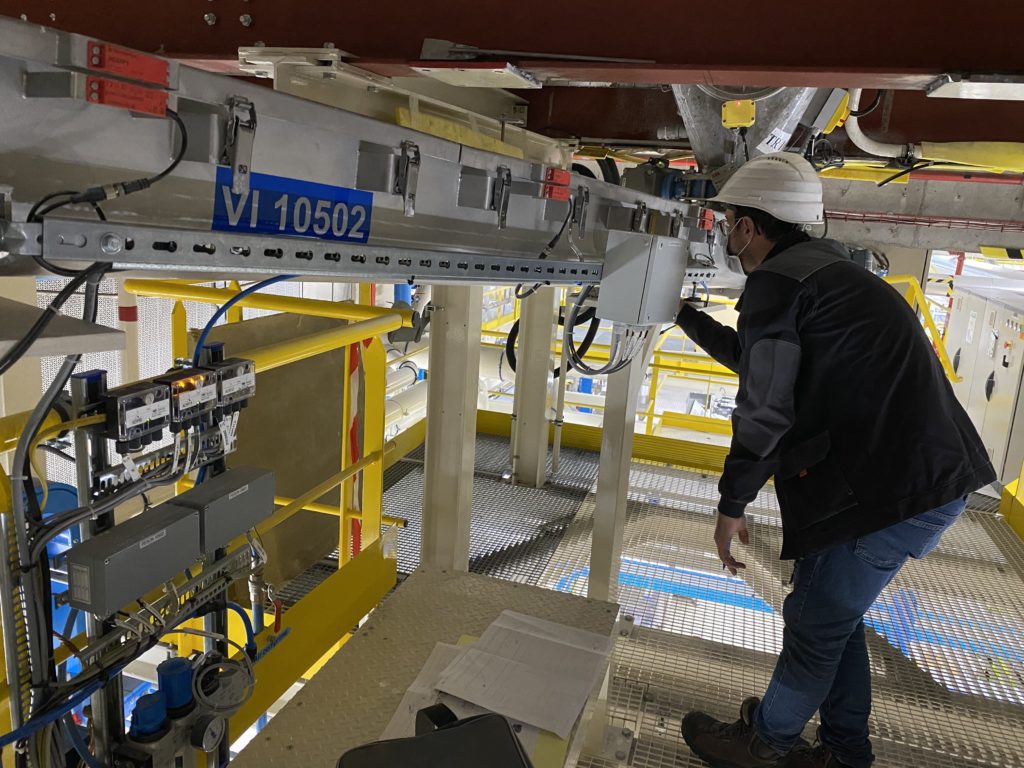 Sur site avec un masque